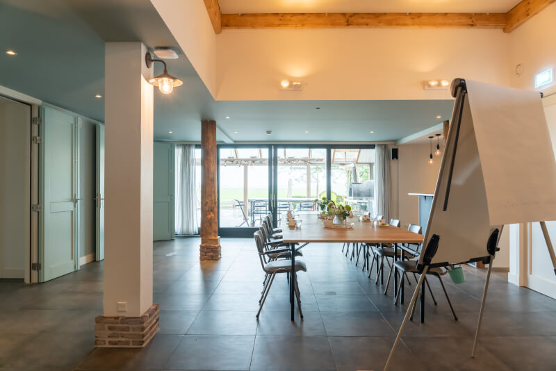 De vergaderzaal op de begane grond, met een tafel opstelling